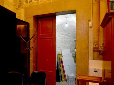 Il parrocco ci conduce ora in un luogo off-limits per i fedeli: il caveau. Superata una soglia in legno massiccio e sceso qualche scalino...